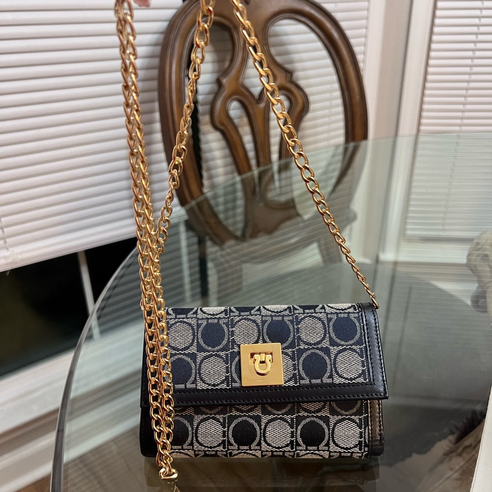 NEW FERRAGAMO NAVY WALLET WITH CHAIN